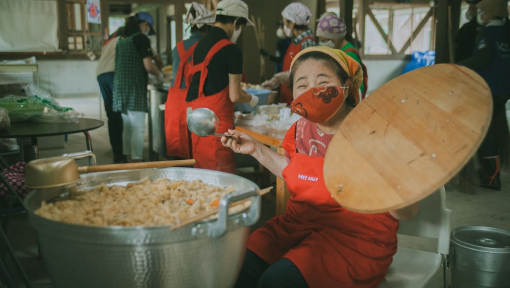 被災地で炊き出しを作る女性