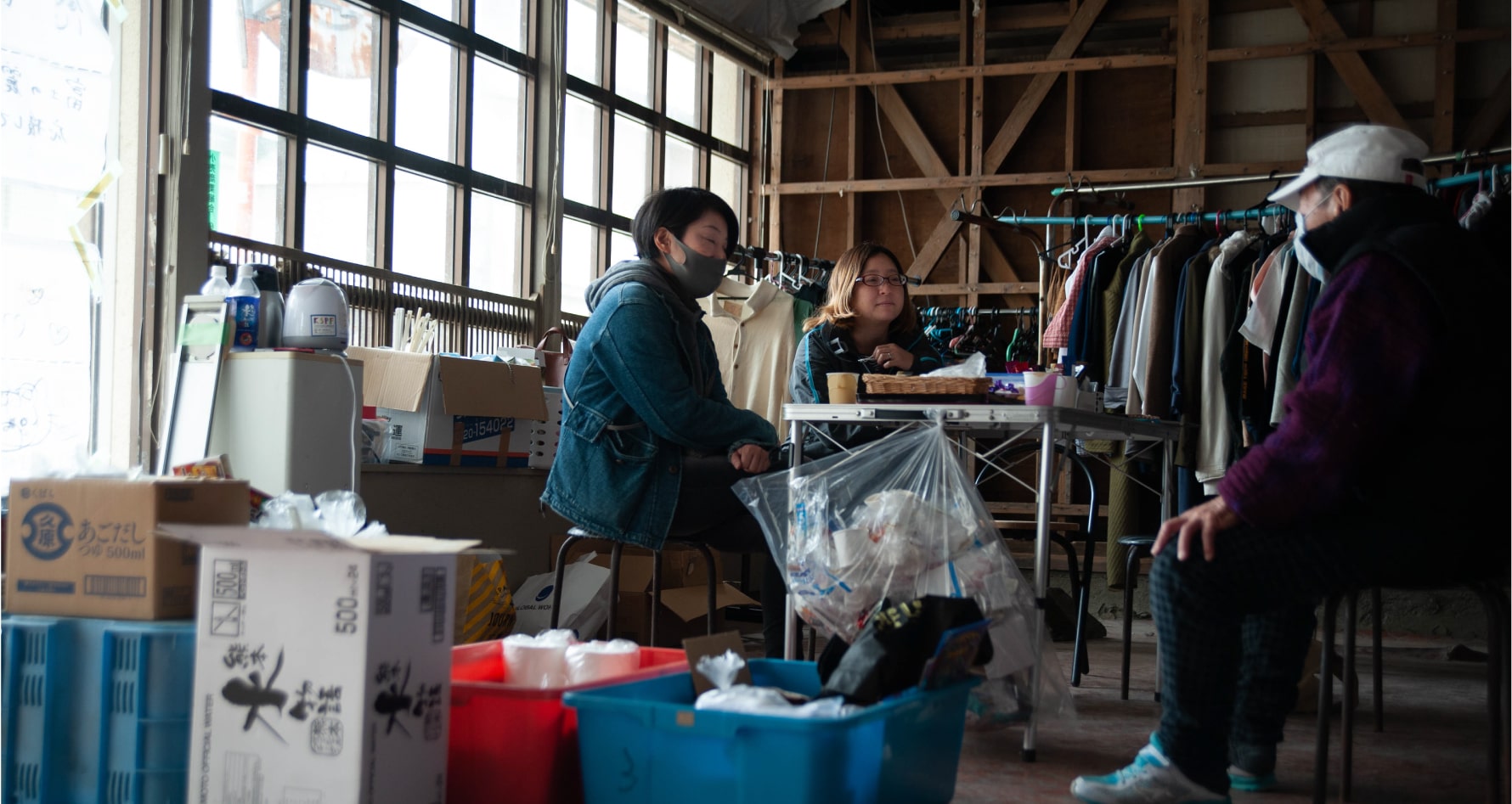 倉庫でスタッフが話す様子