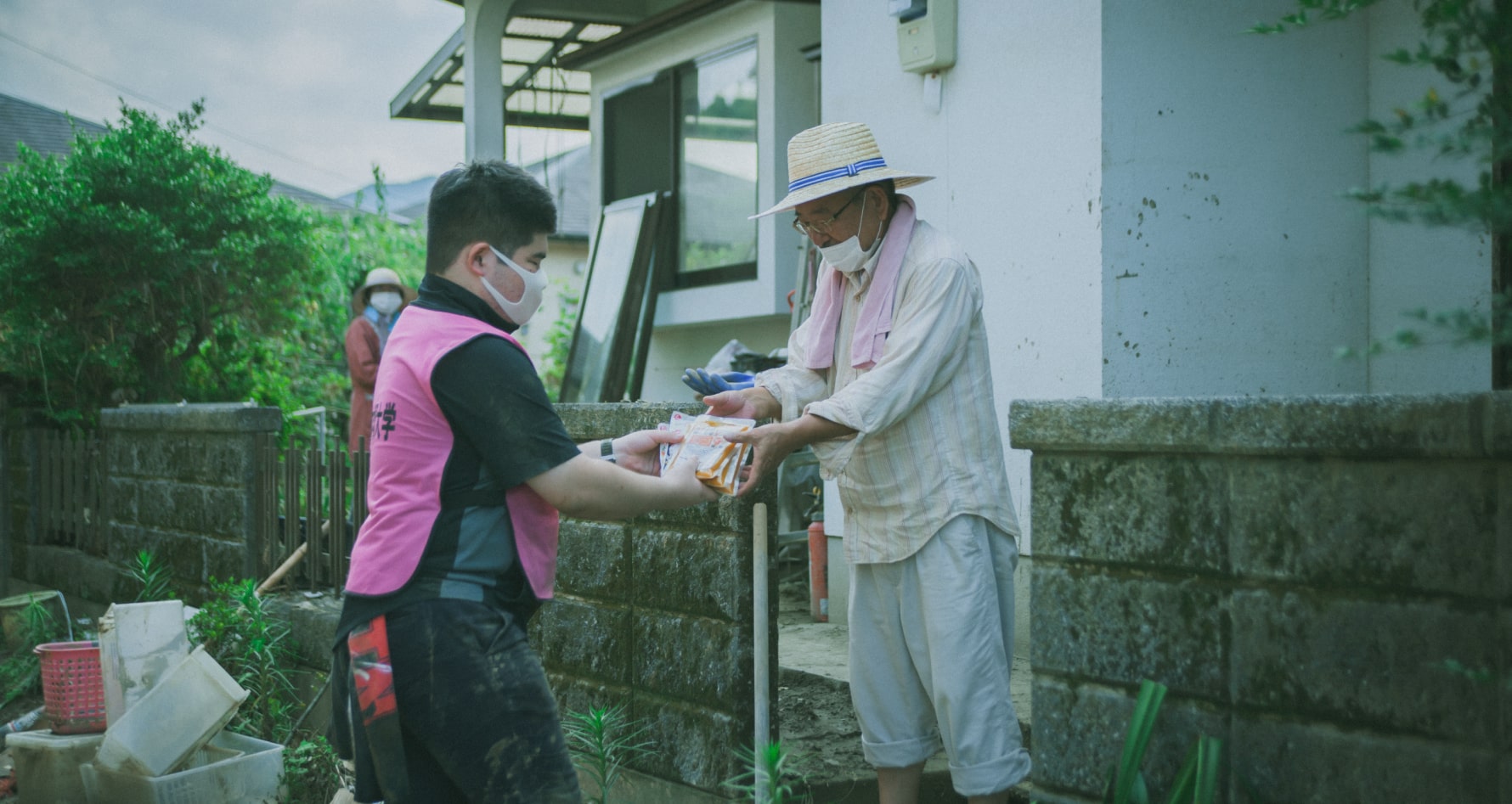 被災者に支援物資を渡す様子
