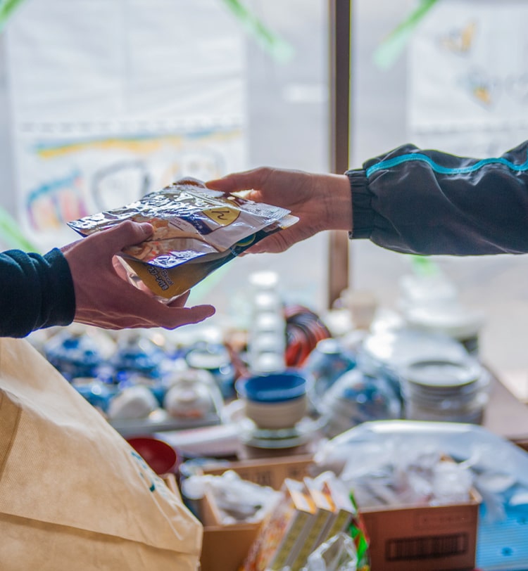 スタッフの手で支援物資を渡す様子