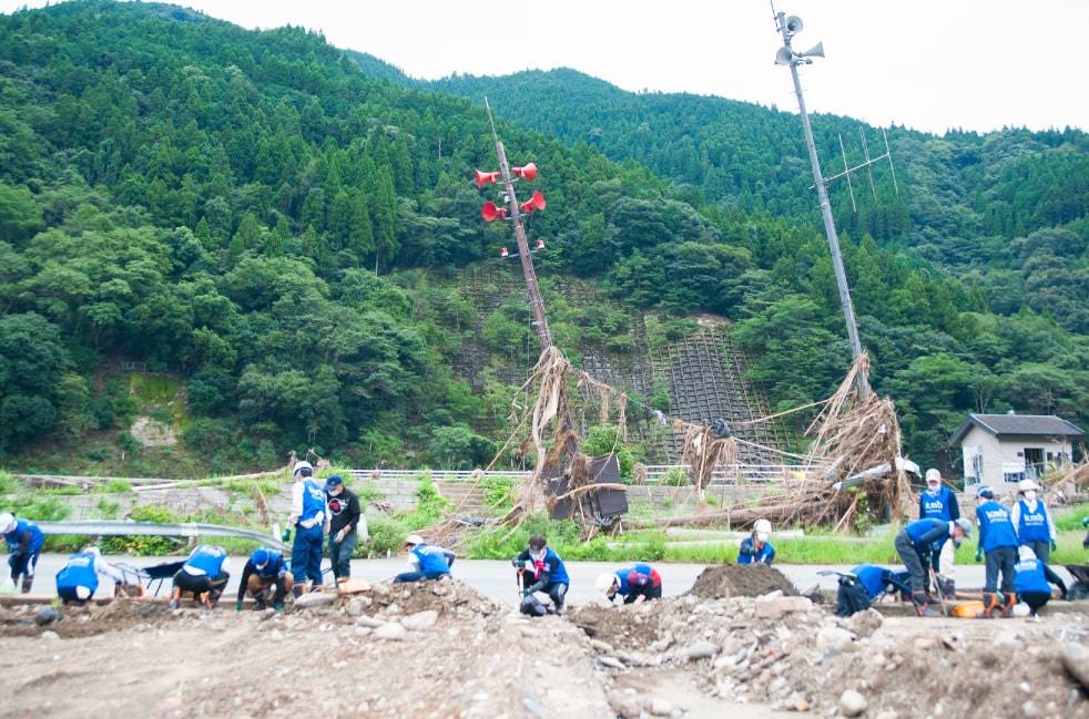 水害の被害にあった地域を清掃する様子