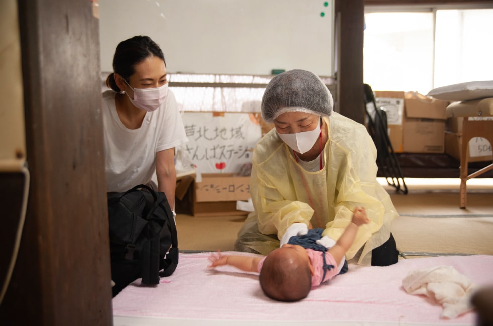 水害にあった地域のこどもをケアする様子