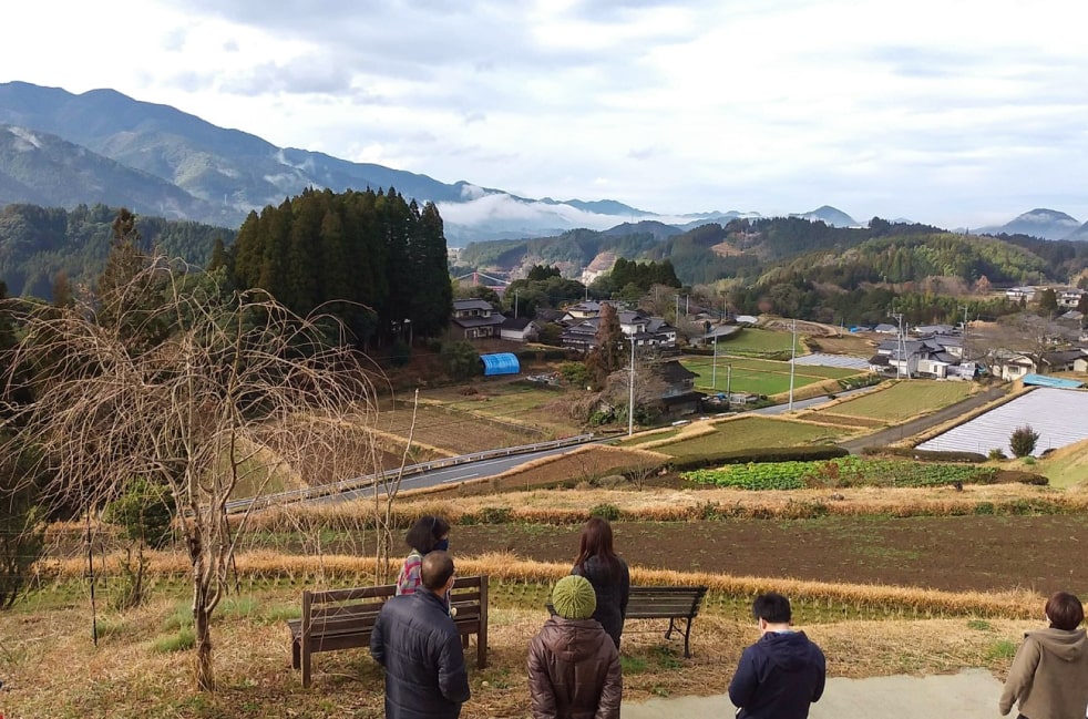 棚田を見ながら話し合う様子